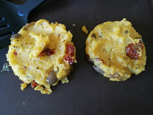 Galettes de polenta aux tomates sechees et olives noires notrebonnefranquette