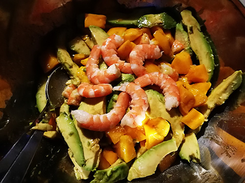 Salade de crevettes, avocat et mangue